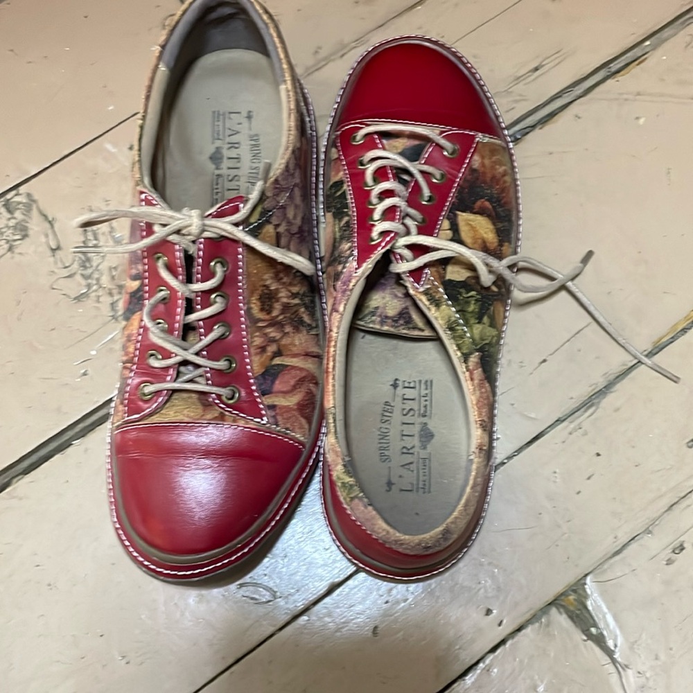 L’artiste sneakers, red with flower pattern on the sides, size 39